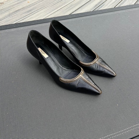 Vintage PRADA classic leather pumps. Size 39
